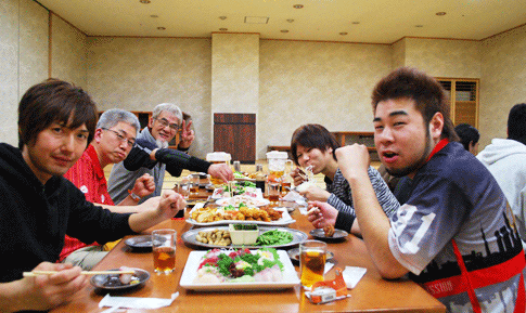 がんばった後はおなかが空きますね!乾杯! がんばった後はおなかが空きますね!乾杯!